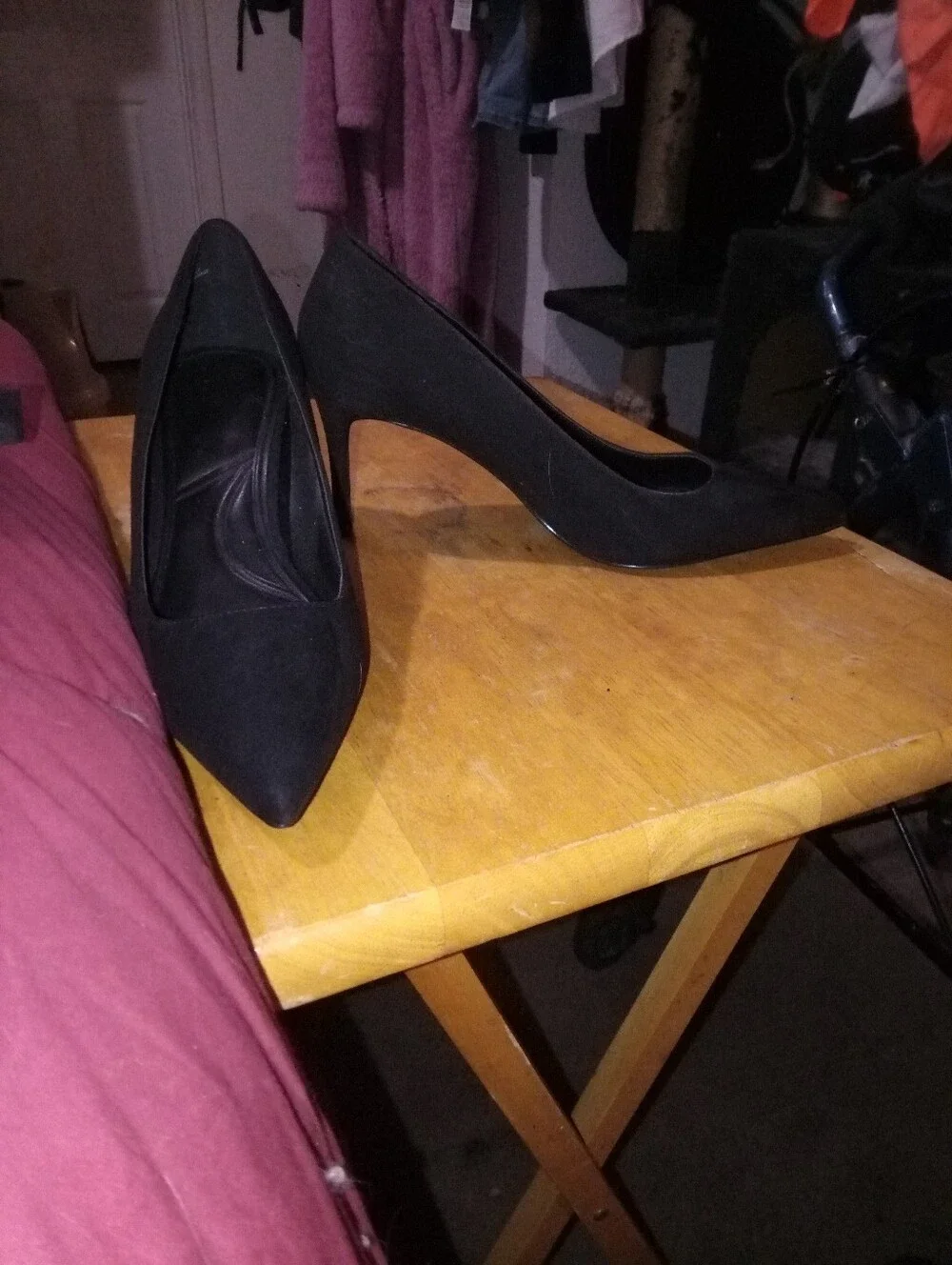 Classic Black Pointed-Toe Women’s Pumps